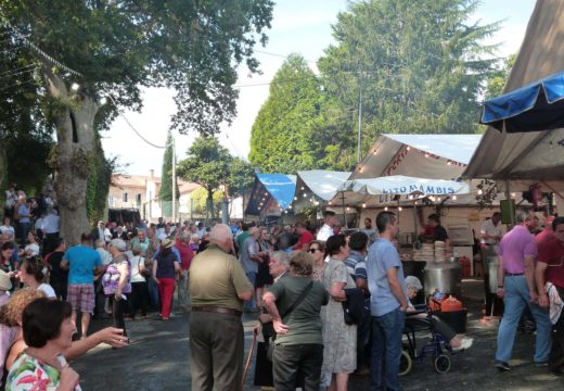 Milleiros de romeiros e devotos de toda Galicia compren coas respectivas tradicións no Día de Santa Mina